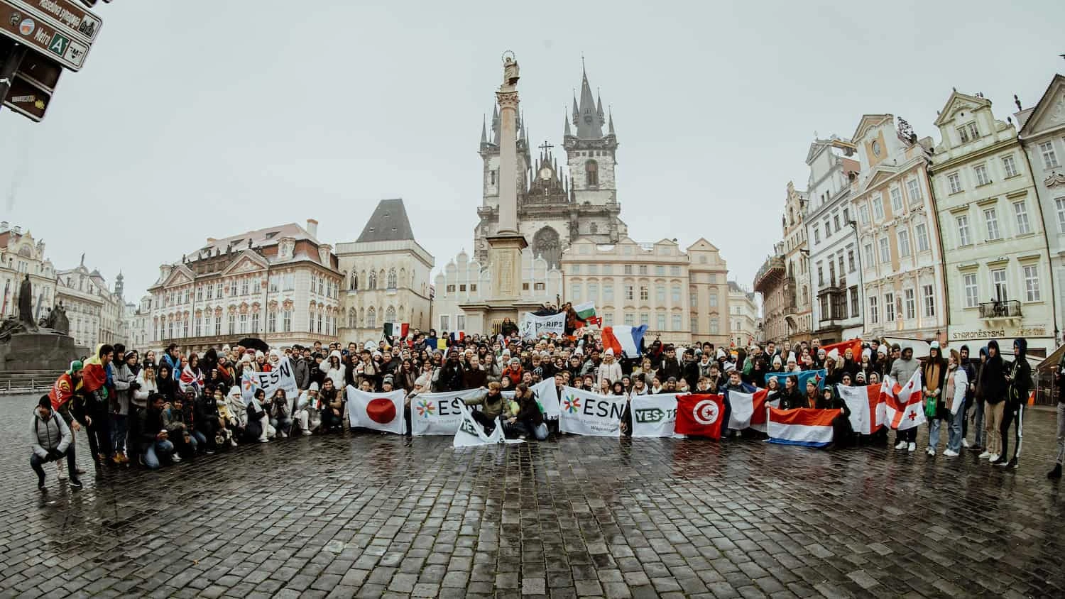 Explore stunning travel routes?>